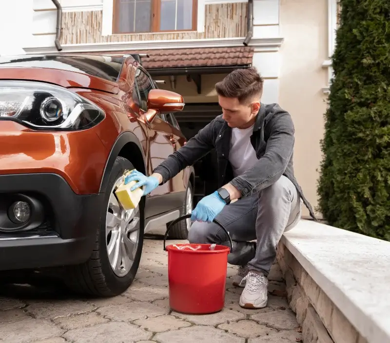 Lavage auto à domicile Nueil-sous-Faye : professionnel intervenant sur un véhicule